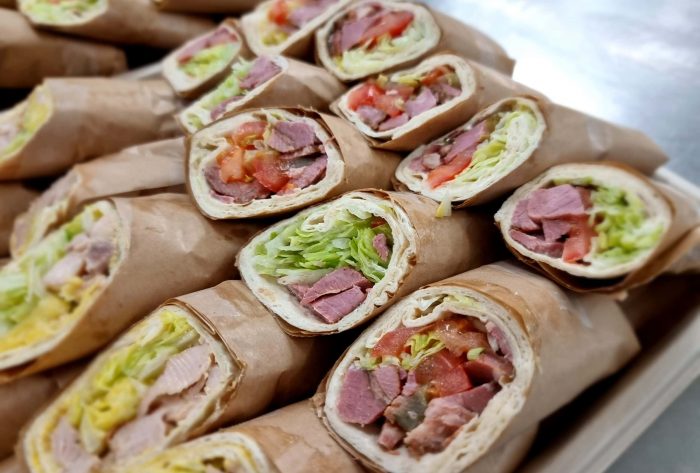 Nærbilde av wraps fylt med kjøtt, salat og grønnsaker, perfekt for lunsj.