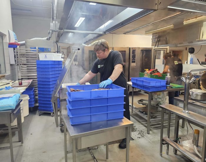 Effektiv matproduksjon i profesjonelt kjøkkenmiljø.