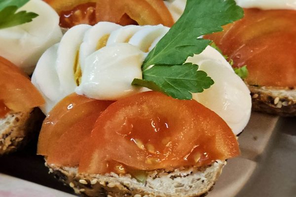 Nydelig lunsjmat med ferske tomater, egg og urter, perfekt for en smakfull lunsj.