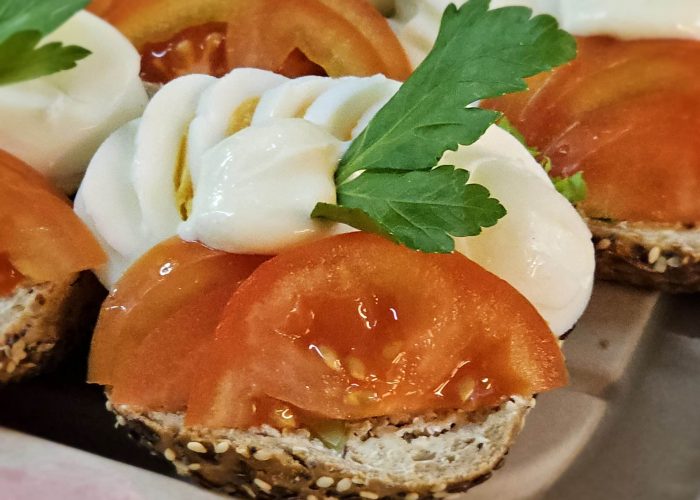 Nydelig lunsjmat med ferske tomater, egg og urter, perfekt for en smakfull lunsj.