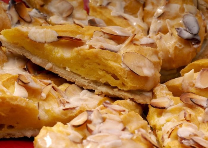 Nærbilde av deilige, ferske kaker med mandel og sitron fra Akershus Gourmet.