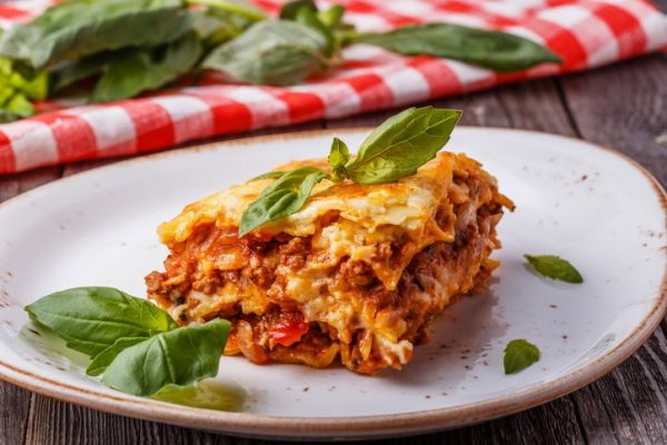 Tradisjonell varm lasagne med kjøtt og ost, perfekt for selskap eller hverdagsmiddag.