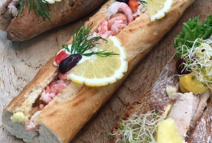 Ferske baguetter med lunsjskinke, reker og grønnsaker, perfekt for lunsj.