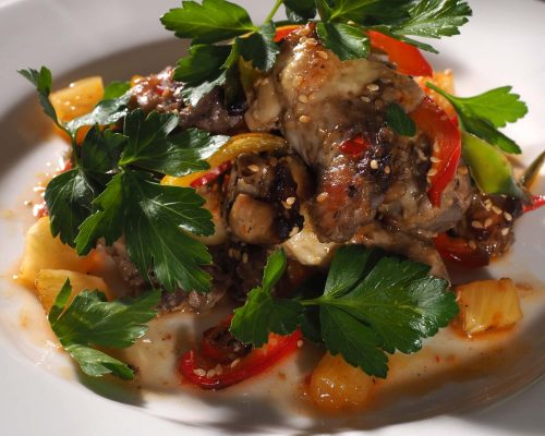 Varmmat med kjøtt, grønnsaker og ferske urter, perfekt for catering.