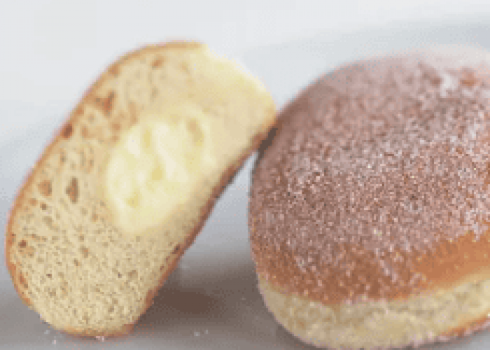 Luftig kake med fyldig vaniljekrem, perfekt for kaker og feiringer.