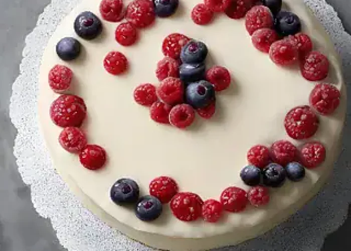Kaker med friske bær, perfekt for kakeelskere og spesielle anledninger.