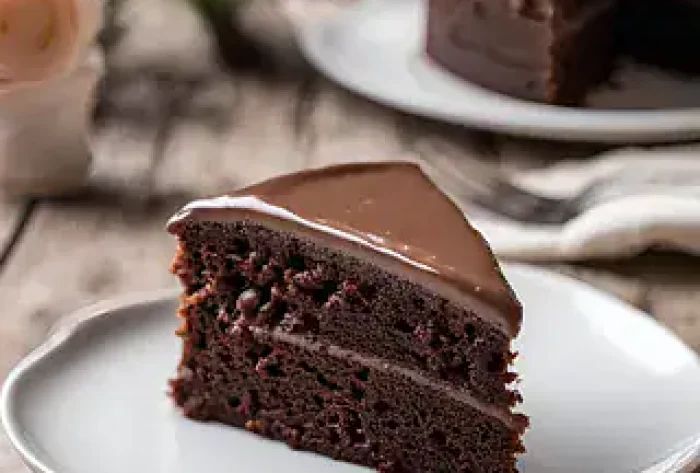 Fristende sjokoladekake med glatt glasur, perfekt for kakebordet.