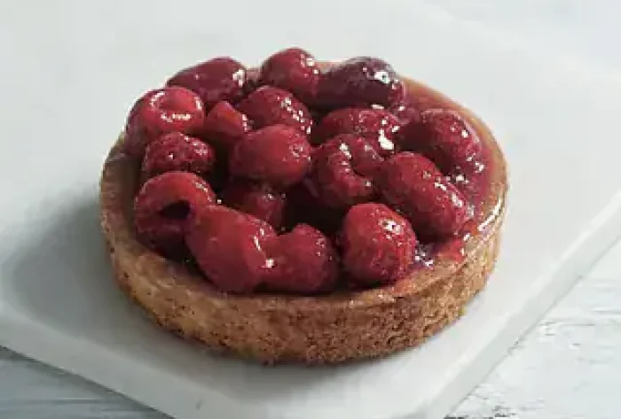 Nydelig kake med friske bær og sprø bunn, perfekt for enhver anledning.