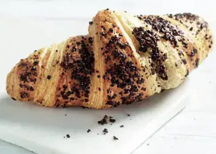 Delikat croissant med sjokolade og nøttesmak, perfekt til kaker.
