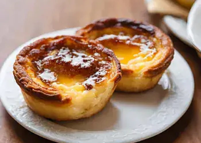 Nydelige eggemakroner med myk, gyllen innside og sprø skorpe.